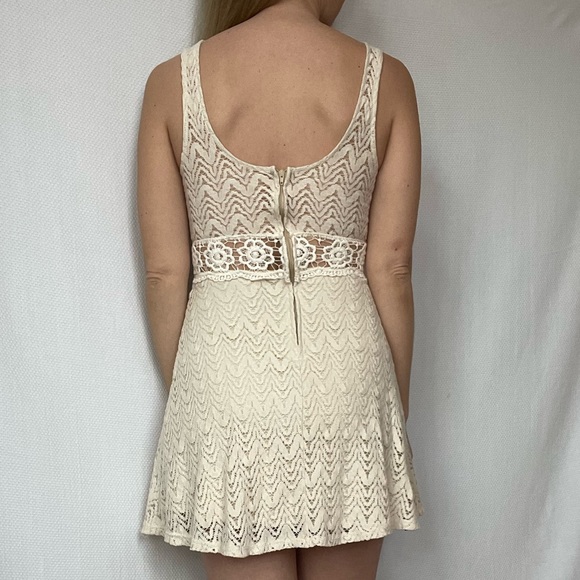 Vintage white crochet style dress - Picture 4 of 14